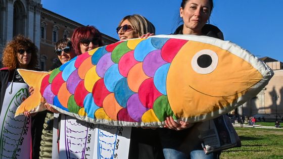 Manifestation des Sardines devant la Basilique Saint-Jean- De -Latran à Rome ©AFP - Andreas Solaro