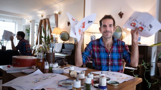 Le dessinateur Jul dans son bureau lors d'une séance photo à Paris, le 18 octobre 2019. ©AFP - JOEL SAGET