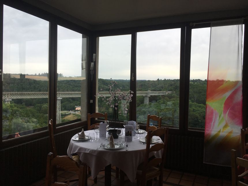 La vue de la salle sur le Viaduc de Busseau sur Creuse