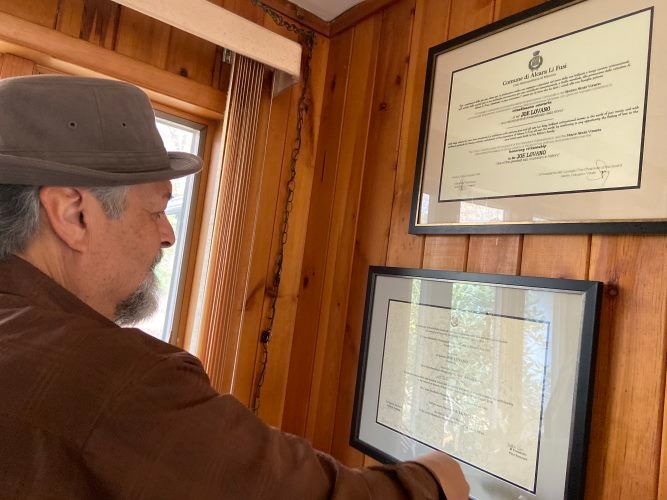 Joe Lovano devant ses distinctions de citoyen d'honneur des villages siciliens de ses grands-parents