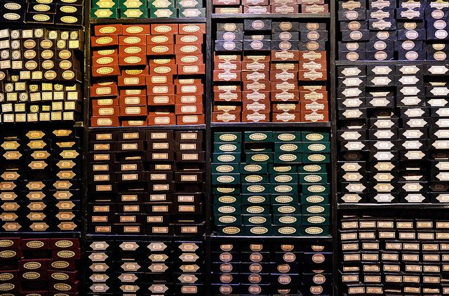 Les boîtes à baguettes du magasin "Chez Ollivander" ou "Ollivanders"