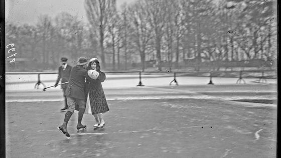 Bois de boulogne concours de valse sur patin à glace. Photo agence Roll - Gallica-BnF