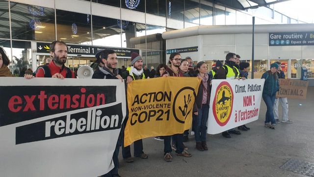 Les associations ANV Cop21 et Extinction Rebellion ont mené une action non bloquante à l’aéroport Nice Côte d’Azur, samedi 21 décembre, contre le projet d’extension du terminal T2.