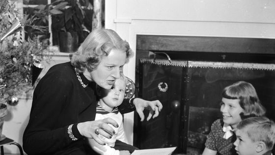 Monica Dickens (romancière et petite-fille de Charles Dickens) en train de lire "A Christmas Carol" à ses enfants ©Getty - Orlando /Three Lions