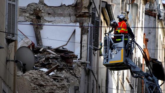 Des pompiers font face aux décombres de deux immeubles effondrés, rue d'Aubagne à Marseille, le 8 novembre 2018 ©AFP - GERARD JULIEN / AFP