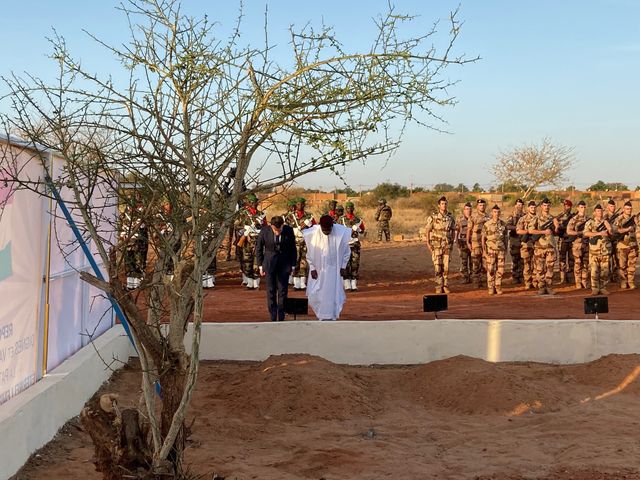 Avec le président Issoufou, Emmanuel Macron s’est incliné devant les corps enterrés des 71 soldats nigériens tués lors d’une attaque djihadiste