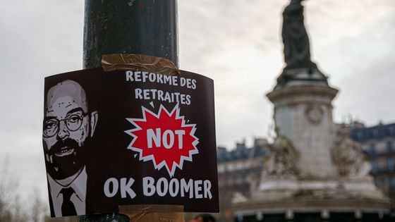 Affiche place de la République à Paris renvoyant Edouard Philippe dans le camp des "baby boomers" ©Maxppp - Sébastien Muylaert