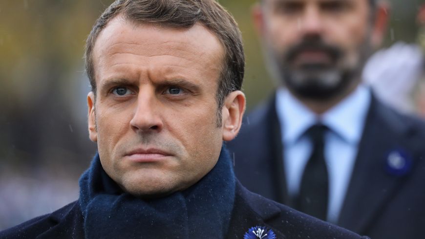 Emmanuel Macron et Edouard Philippe, en arrière-plan, lors des cérémonies du 11-Novembre.