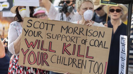Manifestante devant la résidence de Scott Morrison à Sydney ©AFP - Wendell TEODORO