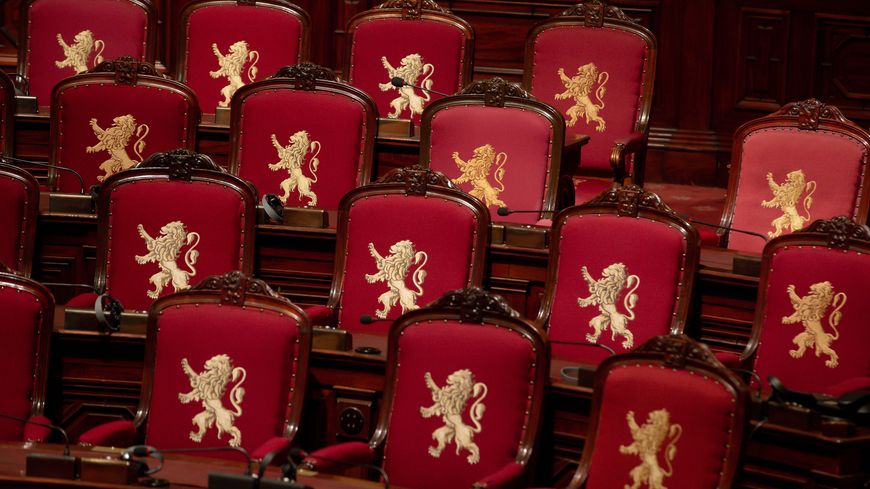 En Belgique, les compétences sont partagées entre le niveau fédéral et les niveaux régional et communautaire. L'absence de gouvernement fédéral ne bloque donc pas tout.