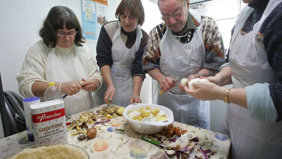 Préparation de repas, banque alimentaire de Gironde ©AFP - DERRICK CEYRAC