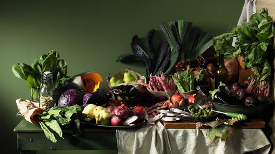 Fruits et légumes sur une tables - Getty