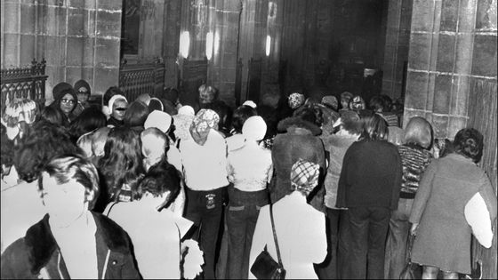 Afin de protester contre l'attitude répressive de la police à leur égard, une soixantaine de prostituées lyonnaises occupent le 02 juin 1975 l'église Saint Nizier à Lyon ©AFP