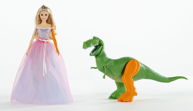 Barbie et cet effrayant Tyrannosaurus Rex réparés grâce à l'impression 3D (évidemment, on peut choisir la couleur adaptée).