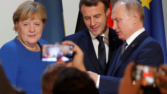 Angela Merkel, Emmanuel Macron et Vladimir Poutine lors d'une conférence de presse après un sommet sur l'Ukraine à l'Elysée, le 9 décembre 2019. ©AFP - Ludovic Marin
