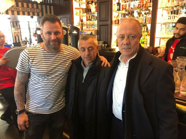 Arnaud Lebrun, le patron du "Bureau" et Alain Giresse, ancien international et ami de Bernard Lacombe, aux côtés de la légende lyonnaise