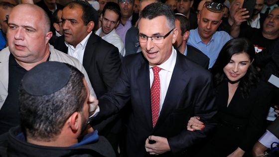 Gideon Saar, accompagné de son épouse, le 16 décembre 2019, lors du lancement de sa campagne à Or Yehuda, près de Tel Aviv ©AFP - JACK GUEZ
