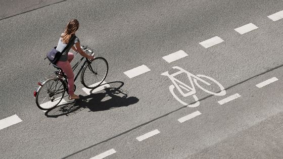 Une cycliste sur une piste cyclable. ©Getty - Hakan Jansson