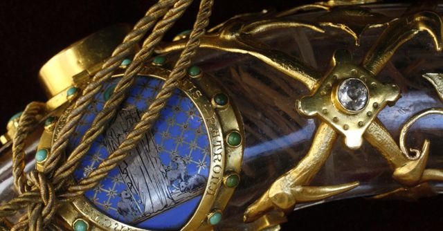 Détail de la couronne d'épine enfermée dans son tube de cristal