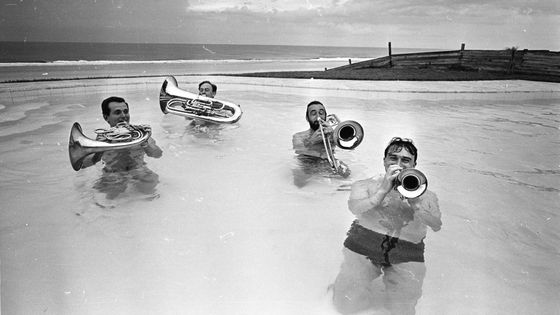 Le trompettiste George Reynolds et trois acolytes du London Symphony Orchestra jouant sur Daytona Beach en Floride ©Getty - Harry Benson