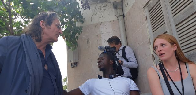 Le showrunner Charli Beléteau discute avec le réalisateur Oumar Diack.