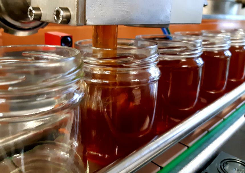 Chaîne de remplissage des pots de miel