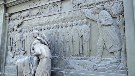 Monument à la Paix, réalisé par Paul Landowski en 1937, dédié à Aristide Briand, quai d'Orsay, devant le ministère des Affaires étrangères, Paris. - Ibex73/Wikipedia