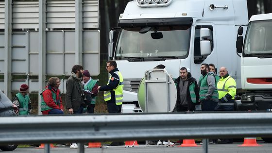 Transporteurs routiers mobilisés lors d'une opération de blocage sur l' Autoroute A 63 ©AFP - Gaizka Iroz