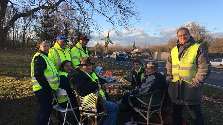 Plusieurs personnes se retrouvent chaque semaine au "QG" des "gilets jaunes" de Beauvais, près du rond-point d'Allonne.