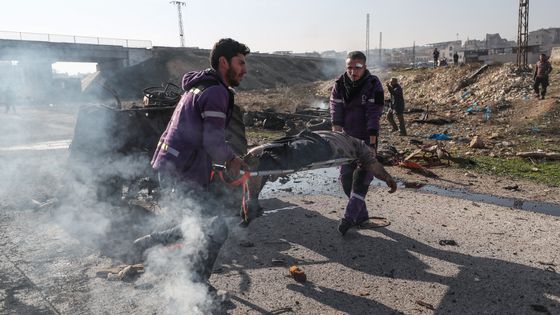 Des membres d'une Ong syrienne évacue le corps d'une victime d'un bombardement russe, non loin de Maaret Al-Numan (22/12/19) ©AFP - Omar Haj Kadour