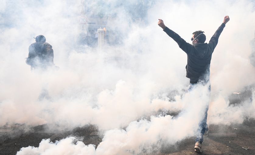 Un manifestant au milieu d'un nuage de gaz lacrymogène, lors des manifestations du 1er mai 2019.