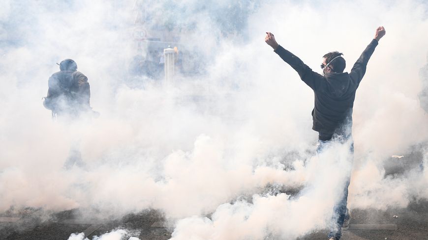 Un manifestant au milieu d'un nuage de gaz lacrymogène, lors des manifestations du 1er mai 2019.