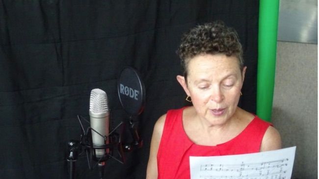 L'universitaire Michèle Tauber, lors de l'enregistrement du double album "Métamorphose des mélodies"