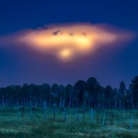 Coucher de soleil tel un OVNI, ressemblant à un atterrissage de vaisseau spatial.
