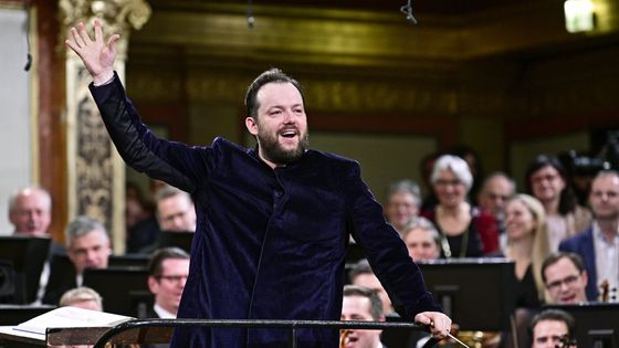 Le chef Andris Nelsons à la tête de l'Orchestre philharmonique de Vienne pour le Concert du Nouvel An 2020 ©AFP