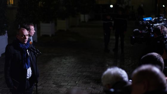 Laurent Berger, secrétaire général de la CFDT, à la sortie de Matignon ce jeudi soir ©AFP - MARTIN BUREAU