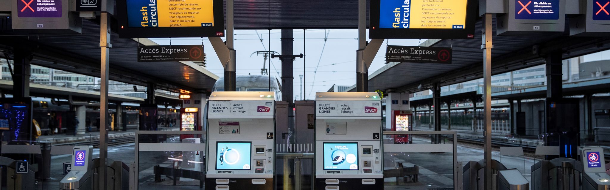 Quai de gare vide, à Paris, durant les grèves contre la réforme des retraites.