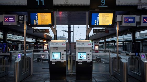 Quai de gare vide, à Paris, durant les grèves contre la réforme des retraites. ©AFP - THOMAS SAMSON