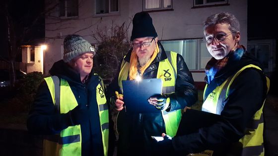 En banlieue de Glasgow, Dave et les autres militants du SNP font campagne contre le Bréxit ©Radio France - Antoine Giniaux