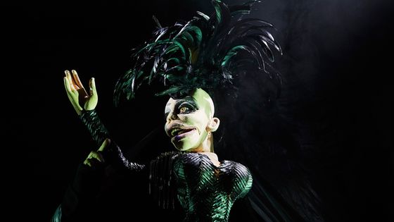 Hen, la marionnette qui prend vie grâce aux bons soins des comédiens marionnettistes Johanny Bert et Anthony Diaz - Christophe Raynaud de Lage