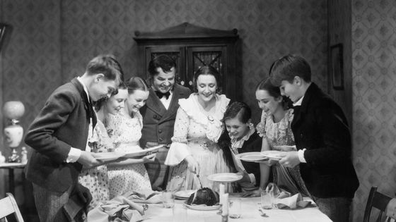 "A Christmas Carol", un film de Edwin L. Marin, 1938, avec de gauche à droit : June Lockhart, Gene Lockhart, Kathleen Lockhart et Terry Kilburn. ©Getty - Bettmann