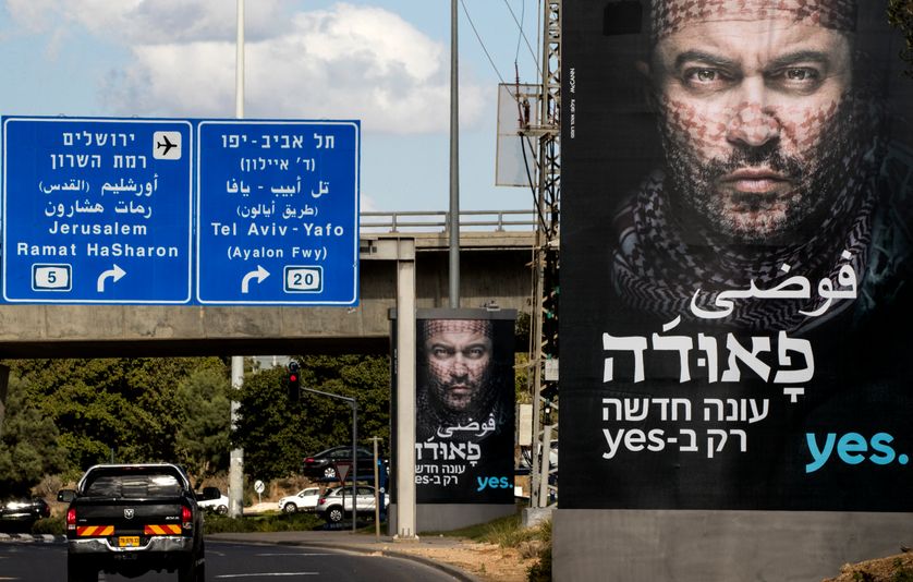 Publicités à Tel Aviv pour la nouvelle saison de "Fauda" (arabe : فوضى ; qui signifie « chaos »). Cette série sur la traque d’un responsable du Hamas par des agents israéliens infiltrés est diffusée en Israël depuis 2015, l'année suivante par Netflix