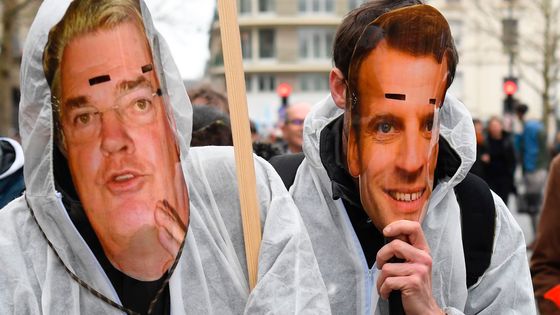 Des manifestants portent des masques à l’effigie de Jean-Paul Delevoye, le ministre démissionnaire et du Président Emmanuel Macron le 10 décembre 2019 ©AFP - DAMIEN MEYER
