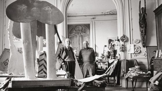 Pablo Picasso et son marchand d'art Daniel-Henry Kahnweiler dans la villa de Picasso "La Californie" en 1957.. ©Getty - Imagno/Getty Images
