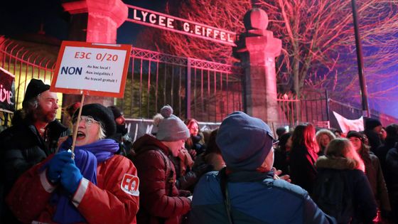 Des enseignants mobilisés contre le début des "E3C" (le contrôle continu dans le nouveau bac) devant le lycée Gustave Eiffel de Bordeaux ©Maxppp - Laurent Theillet PHOTOPQR/SUD OUEST