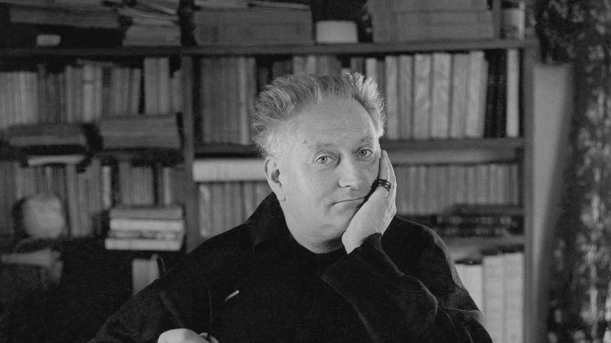 Jean Giono assis à son bureau. Vogue, 1955.
