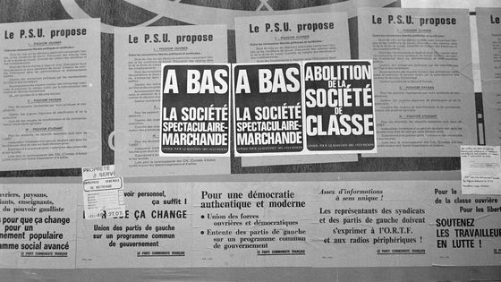 Affiches placardées sur les murs de Paris pendant les évènements de Mai 68. ©AFP - MICHEL LIORET / INA