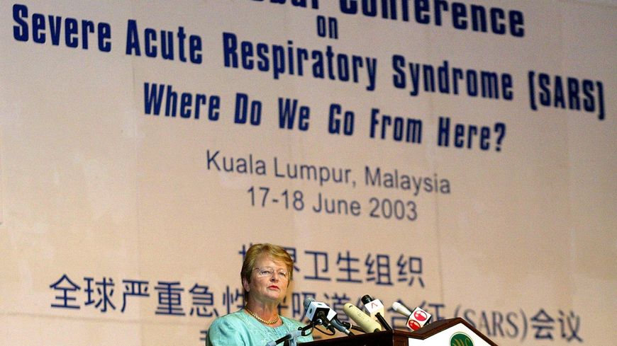 L'ancienne directrice générale de l'OMS Gro Harlem Brundtland le 18 juin 2003. L'organisation mondiale de la santé avait organisé une conférence mondiale à Kuala Lumpur au sujet du SRAS (Syndrome respiratoire sévère aigu).
