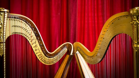 Harpes sur fond de rideau d'opéra ©Getty - Gina Pricope