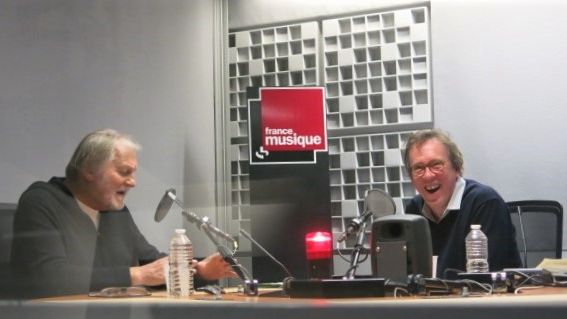 France Musique, studio 361... Jean-Jacques Debout, auteur-compositeur-interprète & Benoît Duteurtre, producteur de l'émission (g. à d.)